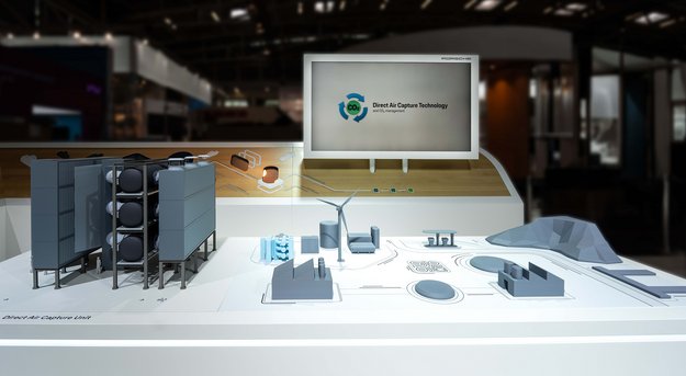 Das Modell einer Direct-Air-Capture-Anlage, ausgestellt am IAA-Stand von VW. Foto: Porsche AG