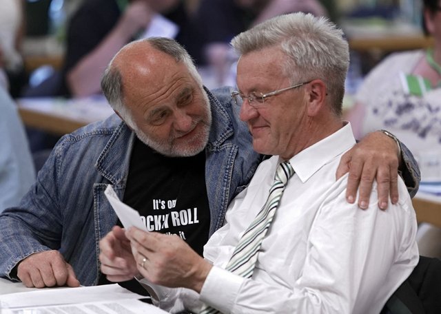 Grünen-Urgestein Schlauch (li.) hat alle(s) im Griff, selbst MP Kretschmann. Foto: Jo E. Röttgers