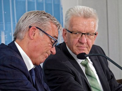 Ministerpräsident Winfried Kretschmann (Grüne, rechts) hält herzlich wenig von Strobls Vorstoß. Foto: Joachim E. Röttgers