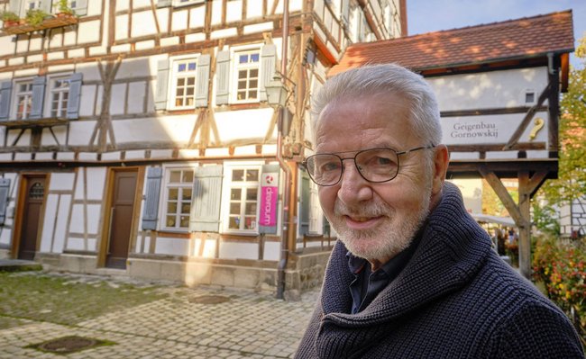 Und schon wieder Fachwerk. Ernst Gumrich vor seinem Nonnenhaus von 1488.