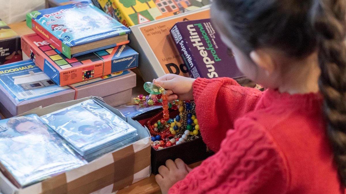 Gespendete Spielsachen für bedürftige Kinder, verteilt vom Verein Helfende Hände im Generationenhaus Stuttgart-Heslach. Foto: Jens Volle