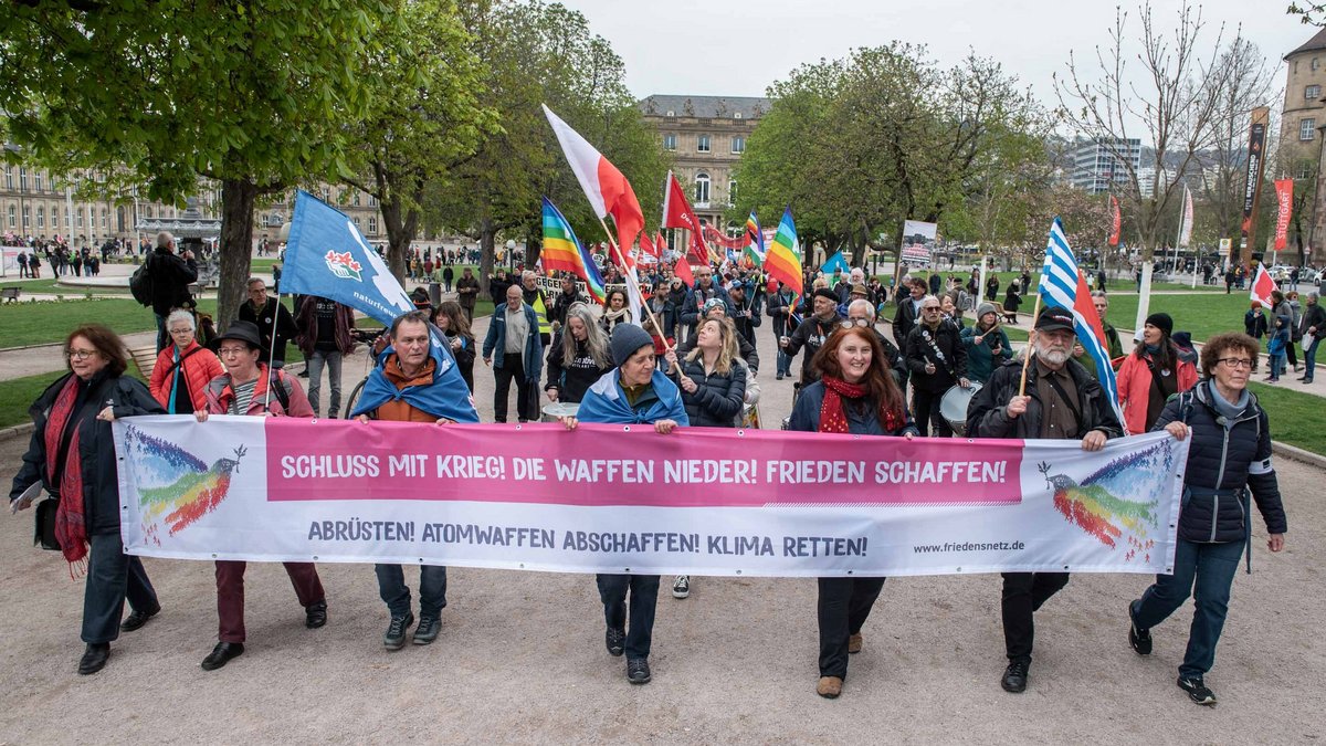 An die 3.000 Menschen liefen beim Ostermarsch in Stuttgart mit. Fotos: Jens Volle