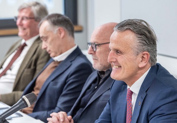 Stuttgarts OB Nopper hat auch gute Laune, weil keine Ahnung von Stuttgart 21. 