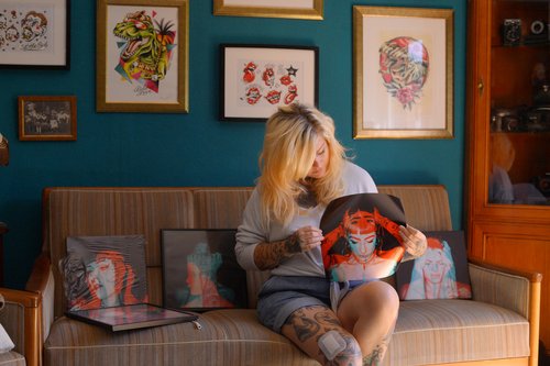 Senta in ihrem Zuhause inmitten der Ausstellungsdrucke, mit denen sie derzeit experimentiert. Foto: Lena Reiner