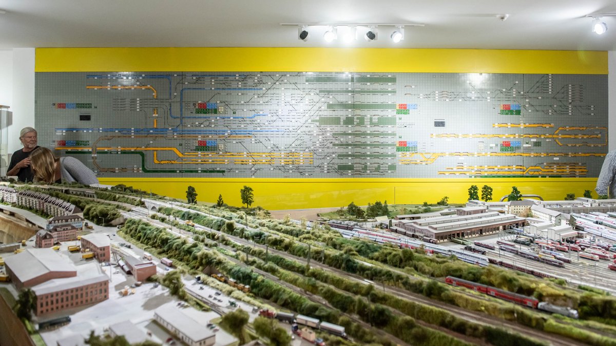 Das voll funktionstüchtige Stellwerk, mit dem Frey seine Modellbahn steuerte, hat Originalgröße. Foto: Jens Volle