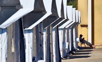 Blick zurück im Zorn Flüchtlingszelte in Neuenstadt am Kocher. Foto: Martin Storz