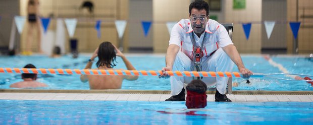 Szene aus "Retrotopia – Deutschland im Reagenzbecken" im Heslacher Hallenbad. Foto: Lokstoff