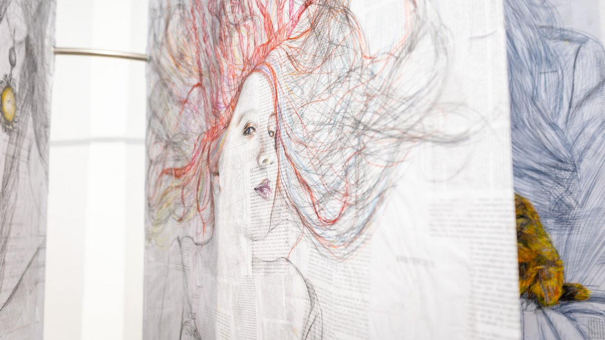 Das Festival wird begleitet von der Ausstellung "Über Leben – Bücher leben" mit einem begehbaren Buch im Foyer des Literaturhauses.