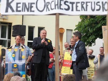 Kabarettist Matthias Deutschmann und Freiburgs Oberbürgermeister Dieter Salomon. Foto: Die Orchesterretter