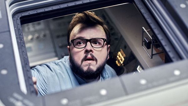 Auch ein Nerd ist wieder dabei, gespielt von John Bradley-West. Der sagt: "Jetzt geht das wieder los!" und spricht damit manchen aus dem Herzen.