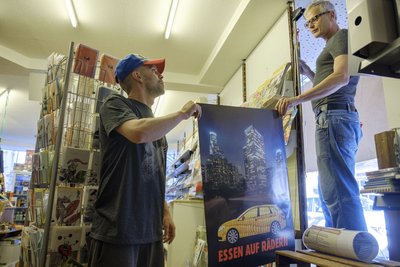 Ausstellungsmacher Klaus Fabricius (rechts). Foto: Joachim E. Röttgers