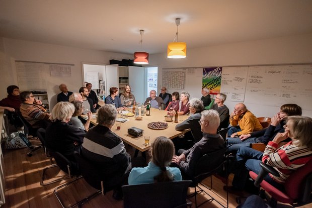 Tischgespräch im Kontext-Konferenzzimmer. Schön war's! Foto: Jens Volle