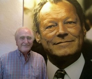 Albrecht Müller in seinem Treppenhaus. Foto: Kontext