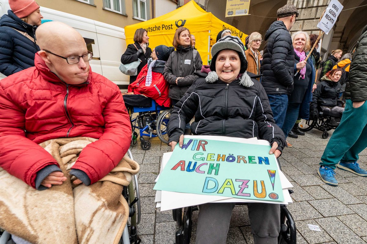... und sind beim Protest gegen die AfD mittendrin ... 