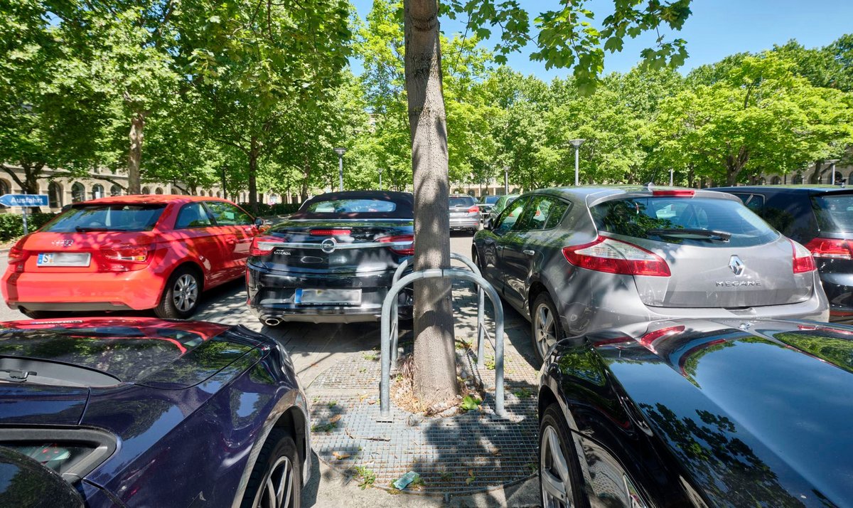 Irre: Ein Anwohnerparkplatz amortisiert sich erst nach 83 Jahren. Fotos: Joachim E. Röttgers