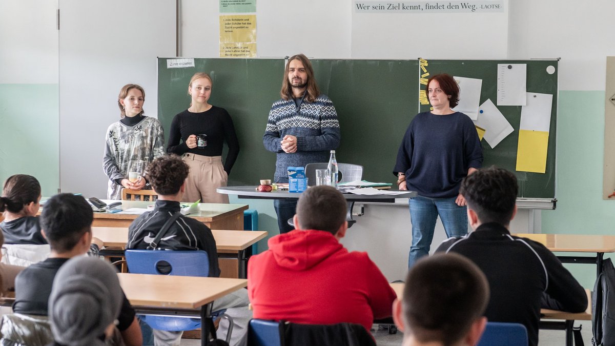 Das Zitat hinten an der Wand ist Programm. Die  8b weiß, wo sie mit ihren Texten hin will und ist auf einem guten Weg. Das Zitat hinten an der Wand ist Programm. Die  8b weiß, wo sie mit ihren Texten hin will und ist auf einem guten Weg.