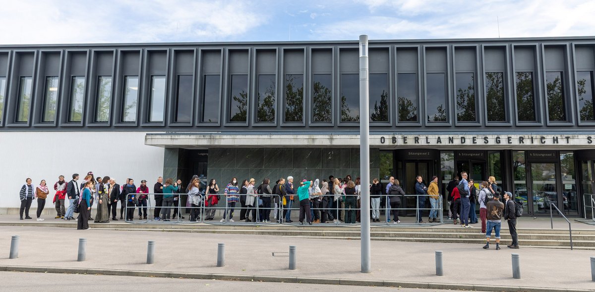 Montag, 8:57 Uhr vor dem Prozessgebäude: Die interessierte Öffentlichkeit ist da, die Einlasskontrollen haben noch nicht begonnen. 