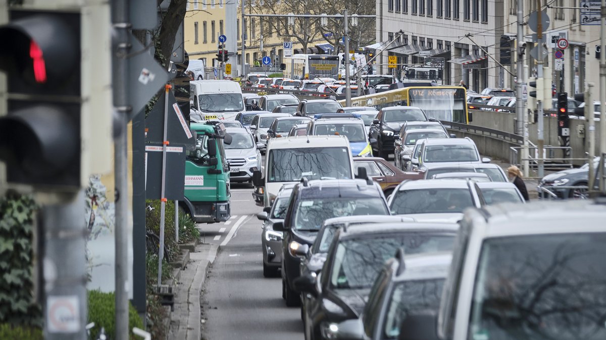 Autos blockieren den ÖPNV, Fuß- und Radverkehr am Stuttgarter Olgaeck. Foto: Joachim E. Röttgers