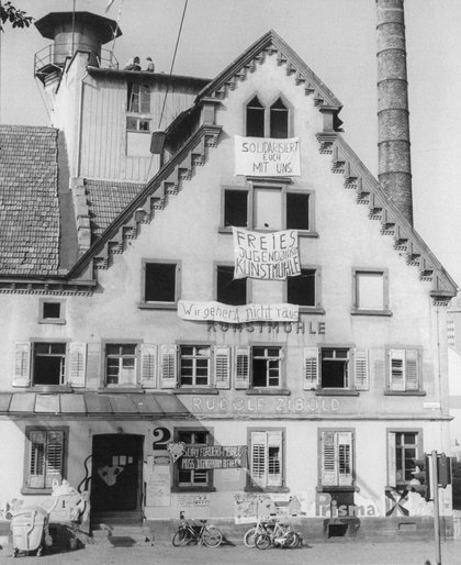 1972: In Offenburg fordern Jugendliche ein selbstverwaltetes Jugendzentrum. Eine alte Mühle wird zum JuZe und ein Jahr später abgerissen. "Sodom und Gomorrha" sollten nicht geduldet werden. Foto: Stadtarchiv Offenburg 1972: In Offenburg fordern Jugendliche ein selbstverwaltetes Jugendzentrum. Eine alte Mühle wird zum JuZe und ein Jahr später abgerissen. "Sodom und Gomorrha" sollten nicht geduldet werden. Foto: Stadtarchiv Offenburg