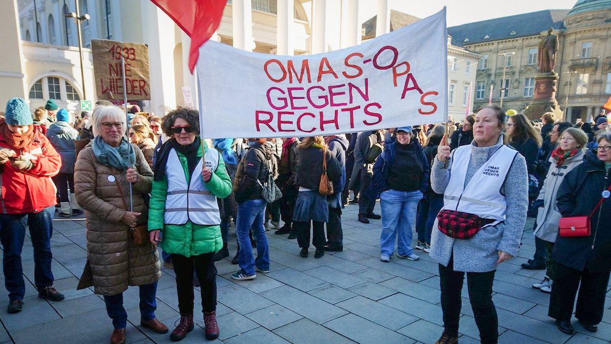 In Karlsruhe zogen am 1. Februar rund 8.000 Menschen bei der "Brandmauer"-Demo zum Marktplatz. Foto: Omas gegen rechts