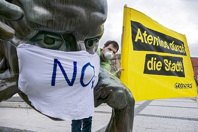 Greenpeace-Aktion im März 2017 am Stuttgarter Börsenplatz.