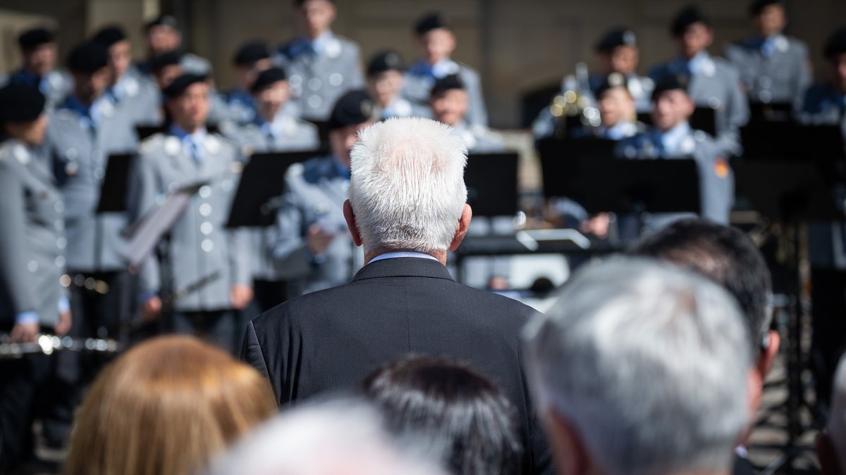 Zum Abschied von Winfried Kretschmann ertönt Militärmusik im Ehrenhof des Neuen Schlosses zu Stuttgart.
