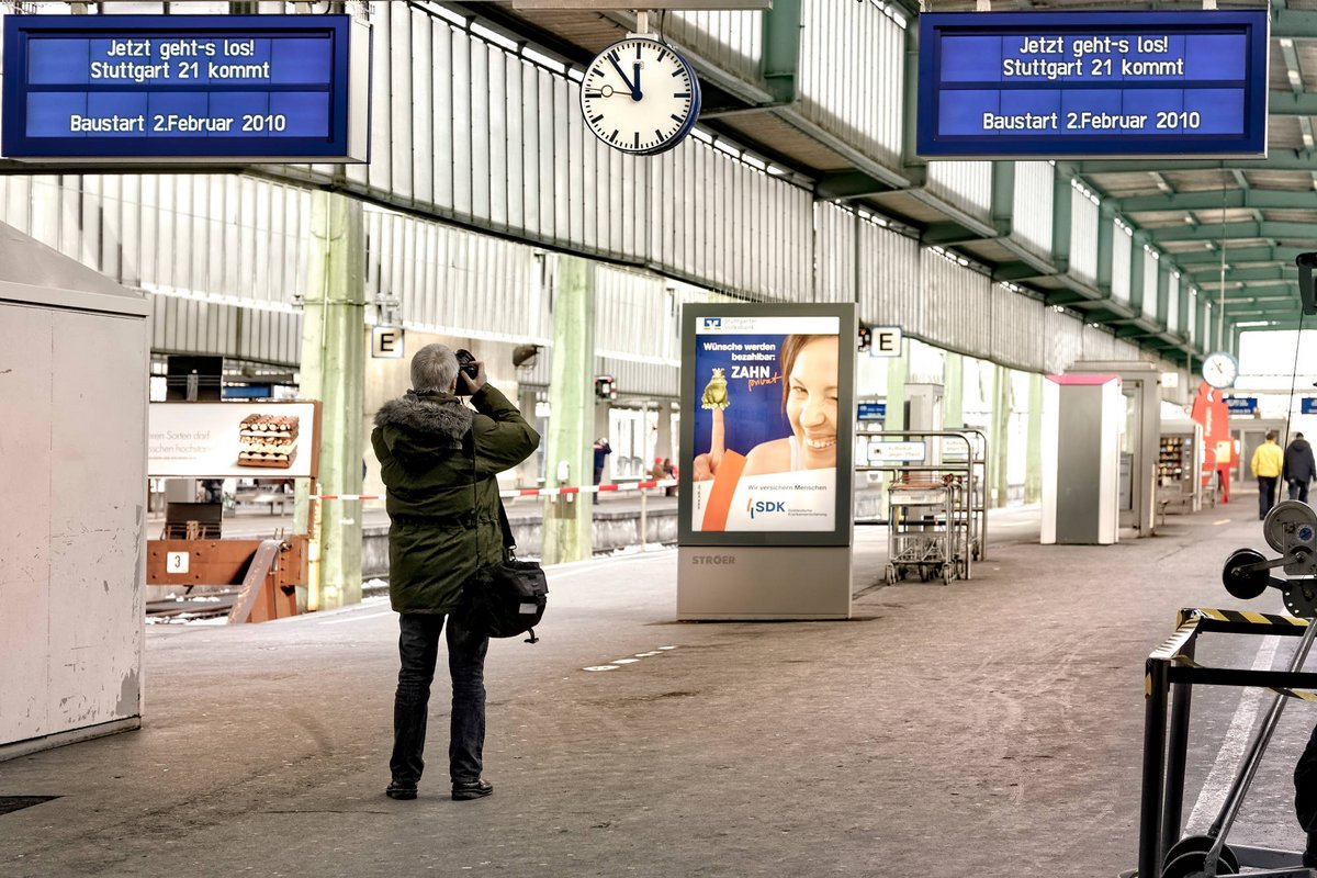 Sehr passend: Es ist gleich fünf vor zwölf für den Stuttgarter Kopfbahnhof am 2. Februar 2010.