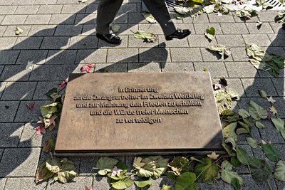 Die Gedenktafel zur Skulptur im Oktober 2003. Foto: Joachim E. Röttgers