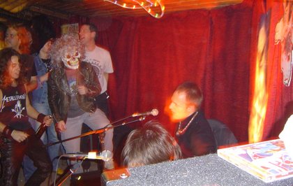 2004 in einem Stuttgarter Gartenhaus.