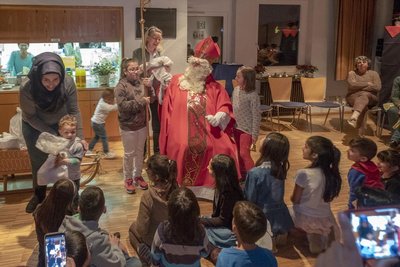Geschenke für die Kinder, Ehrennadel für die Organisatorin.