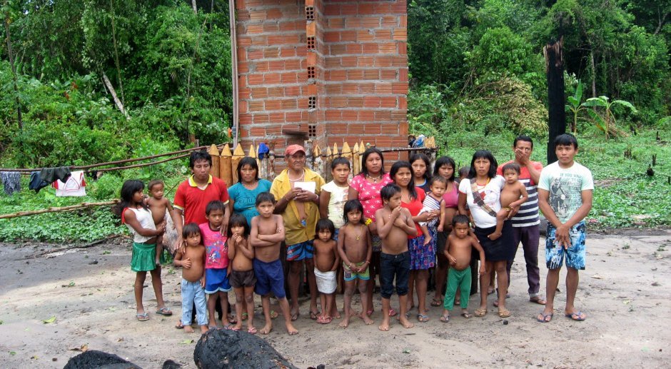 Indios in Amazonien, wo der Urwald seit langem brennt. Foto: Poema