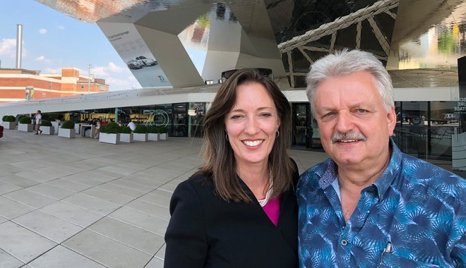 Vor dem Porsche-Museum: Sandra Esslinger und Hartmut Wagner. Foto: Eberhard Reuß