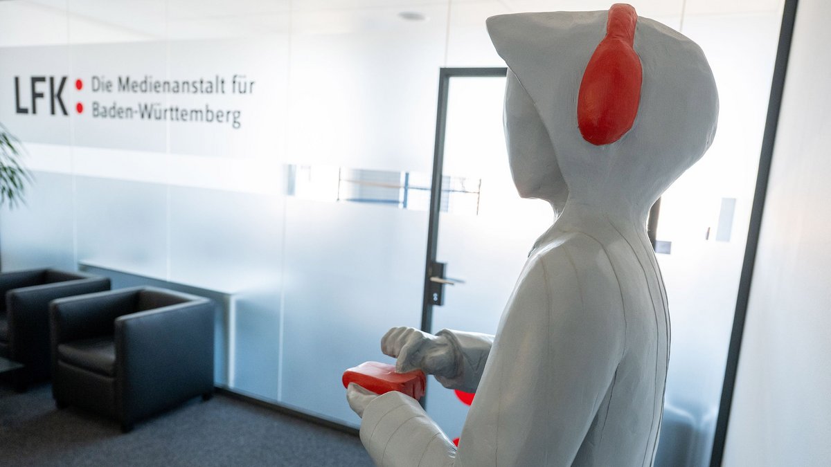 In den Räumen der LFK eine Skulptur beim Radiohören. Foto: Jens Volle