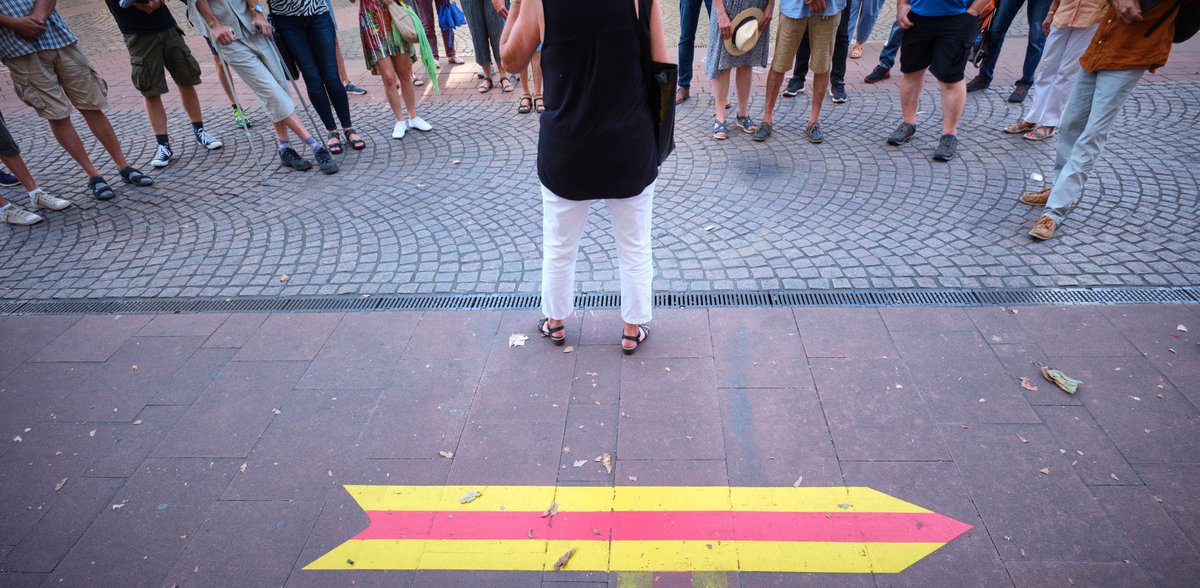 In der Rastatter Innenstadt weisen gelb-rote Pfeile den Weg zu Orten der Revolution. Viele davon zeigt Irmgard Stamm bei ihrer Stadtführung. Fotos: Joachim E. Röttgers