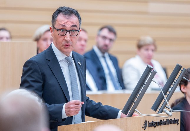 Ministerpräsident Cem Özdemir (Grüne) fürchtet, dass Stadt und Land wegen des "bestgeplanten Projekts" zur Lachnummer mutieren. Foto: Jens Volle
