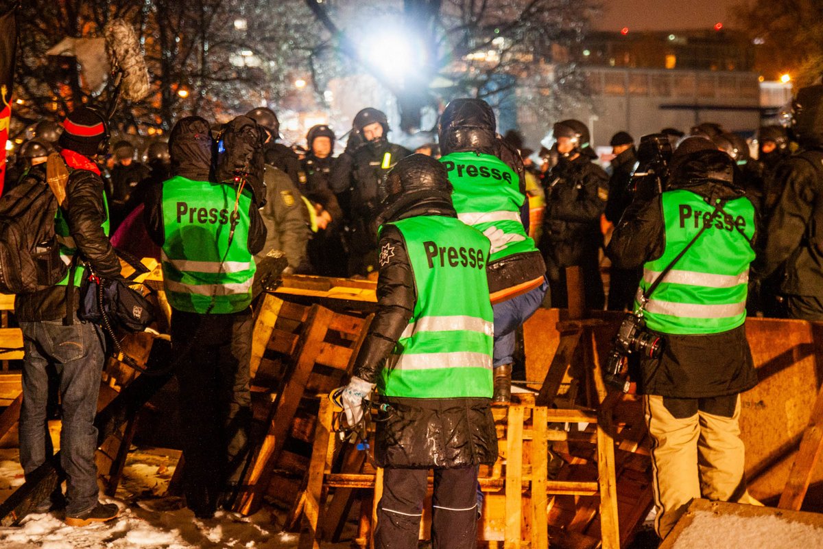 Alle Pressevertreter, die nach der Absperrung des Schlossgartens in den Park wollen, kriegen ein Leibchen.