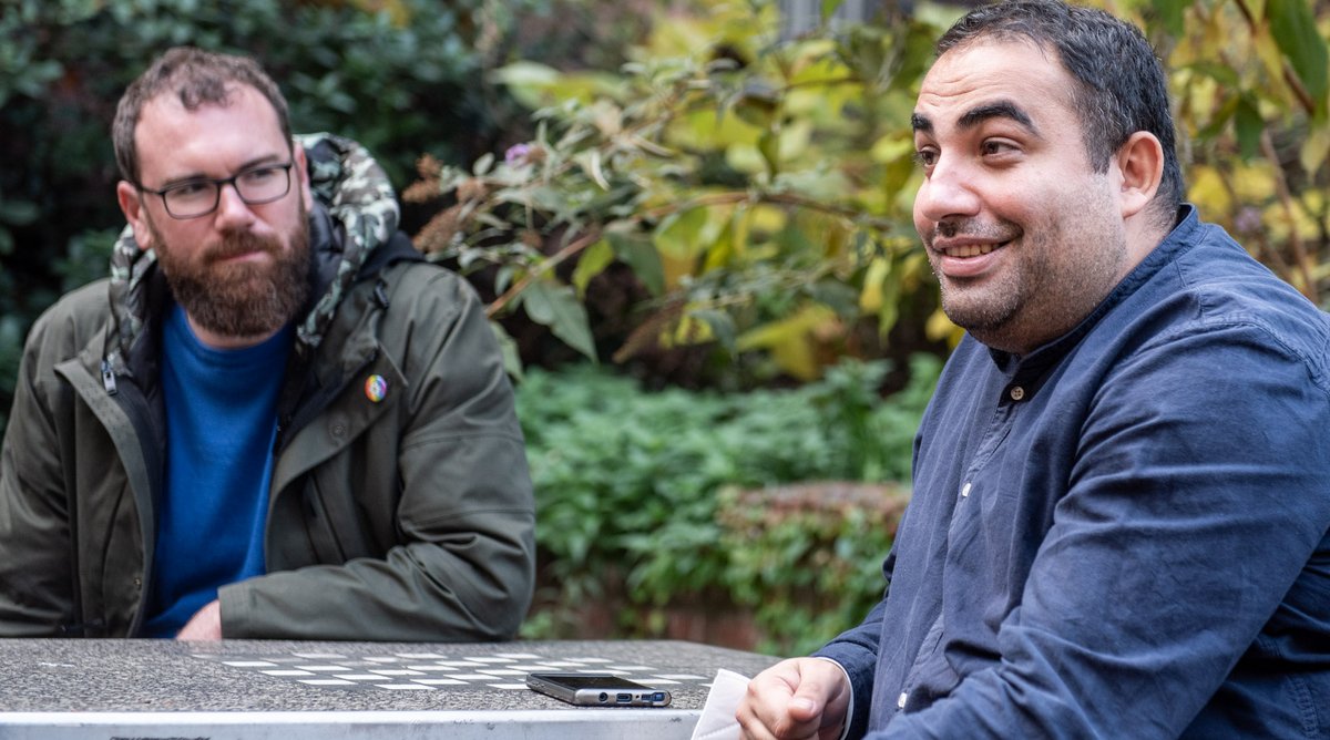 Kämpfen für die Rechte von Roma: Sean McGinley vom Flüchtlingsrat Baden-Württemberg (links) und Albert Memeti von Romalitico. Foto: Jens Volle