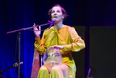 Meret Becker singt und klingt.  Meret Becker singt und klingt.