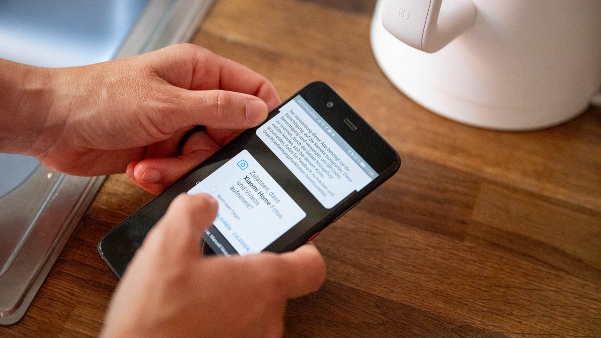 Smartes Zuhause oder Überwachungsrisiko? Damit solche Apps laufen, müssen sie auf Daten und Funktionen wie Handykamera zugreifen.