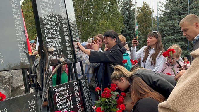 Eine Frau weint am Soldatendenkmal von Kamensk-Uralski um einen Gefallenen. 