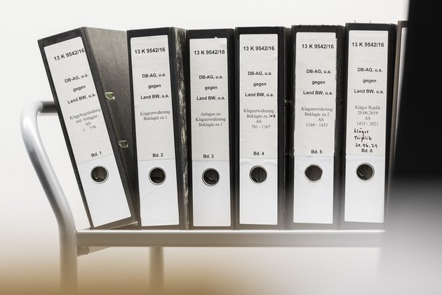 Klagebegründung, Erwiderung, Replik – das Verfahren füllt etliche Aktenordner.