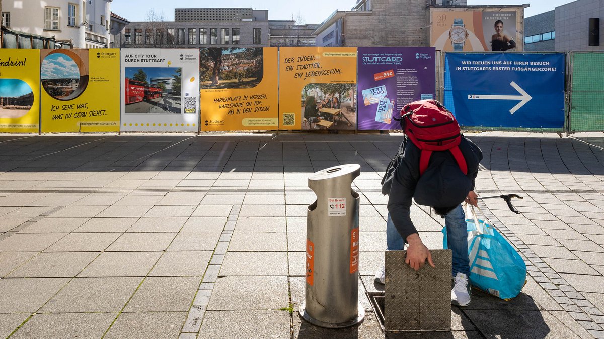 Flaschensammler in Stuttgart. Mit dem geplanten Sparhaushalt wird es den Armen in der Stadt nicht besser gehen. Foto: Julian Rettig