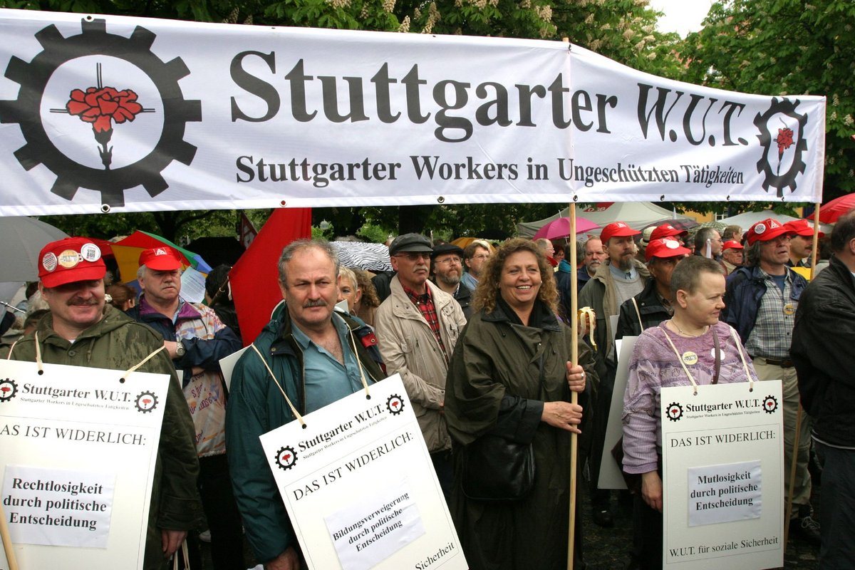 Unter der Theologenfahne wird am 1. Mai 2004 demonstriert, dem Tag der Arbeit, die sie nicht haben.