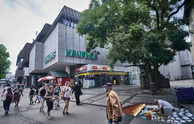 In der Marktstraße beim Kaufhof ums Eck gibt es inzwischen so gut wie keine inhabergeführten Geschäfte mehr. In der Marktstraße beim Kaufhof ums Eck gibt es inzwischen so gut wie keine inhabergeführten Geschäfte mehr.