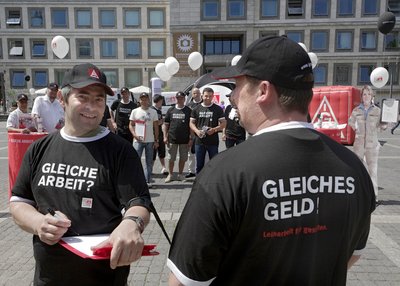 IG-Metall-Aktion im Juli 2010 auf dem Stuttgarter Marktplatz. Foto: Joachim E. Röttgers