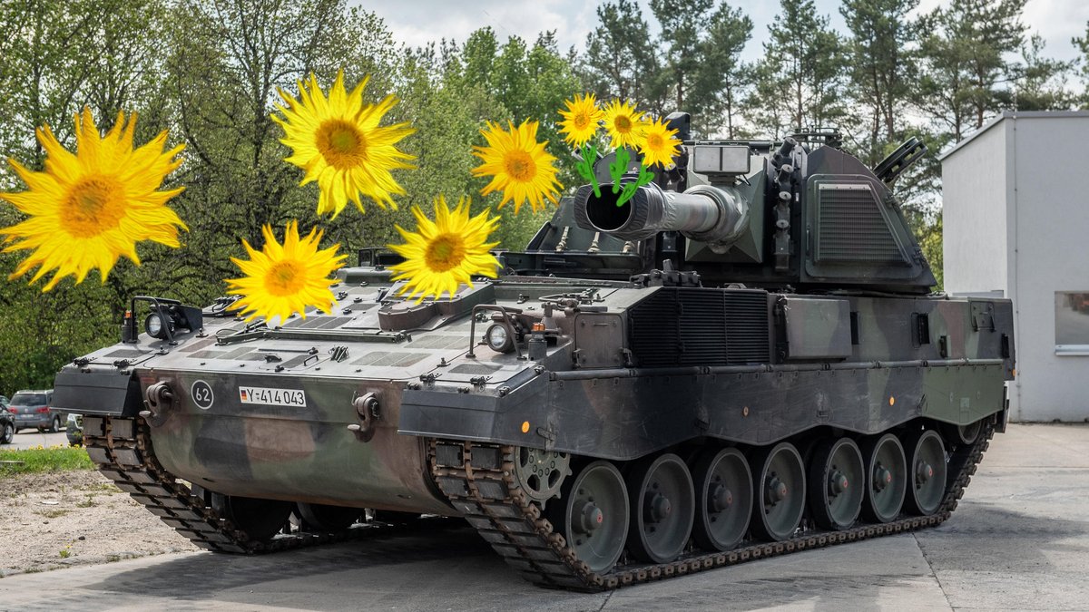 Panzerhaubitze mit Öko-Munition. Foto: Jens Volle, Montage: Kontext