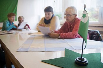 Zu den Monatstreffen wird der Raum grün-weiß geschmückt: Auf dem Tisch steht der Wimpel in den Esperanto-Farben. Fotos: Benny Ulmer