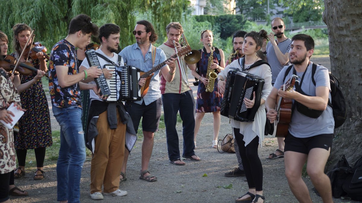 So bunt das Orchester, so wechselnd die Besetzung. Regin (mit rehbrauner Hose am Akkordeon) ist schon seit 2015 dabei.