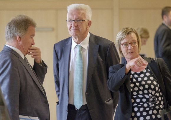 Alle noch unverhüllt: Edith Sitzmann zeigt Franz Untersteller und dem MP, wo's langgeht.