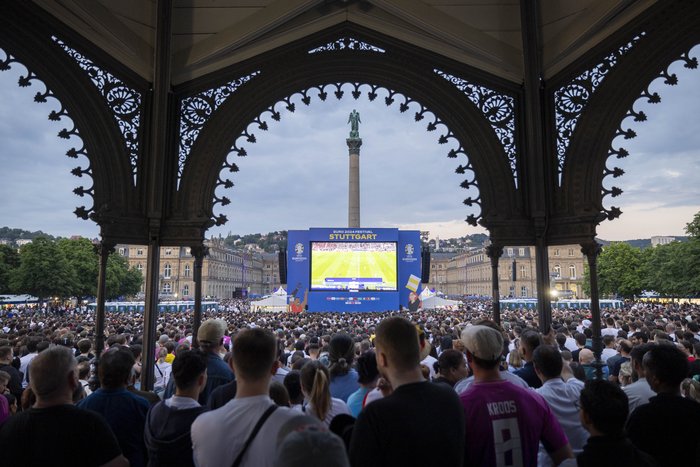 Sehr beliebt: Gemeinsames Fußballgucken am Schlossplatz. Foto: Julian Rettig Sehr beliebt: Gemeinsames Fußballgucken am Schlossplatz. Foto: Julian Rettig